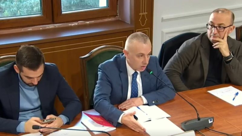 PD tërhoqi firmat për kandidatët për AP, Ndoja sulmon grupin e tij: S’është burrërore që…