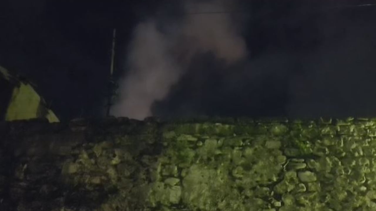 Përfshihet nga flakët banesa në Elbasan, ende nuk dihen arsyet e zjarrit