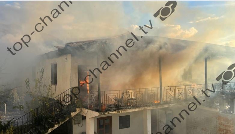 Përfshihet nga flakët një banesë në një fshat të Gramshit, zjarrfikëset nisen drejt vendngjarjes, terren i vështirë