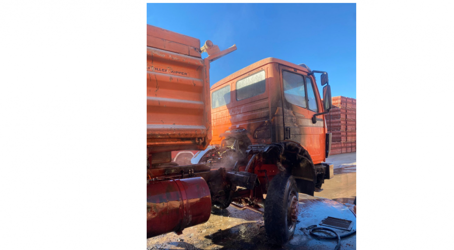 Përfshihet nga flakët një kamion i parkuar pranë fabrikës së tullave në Lezhë