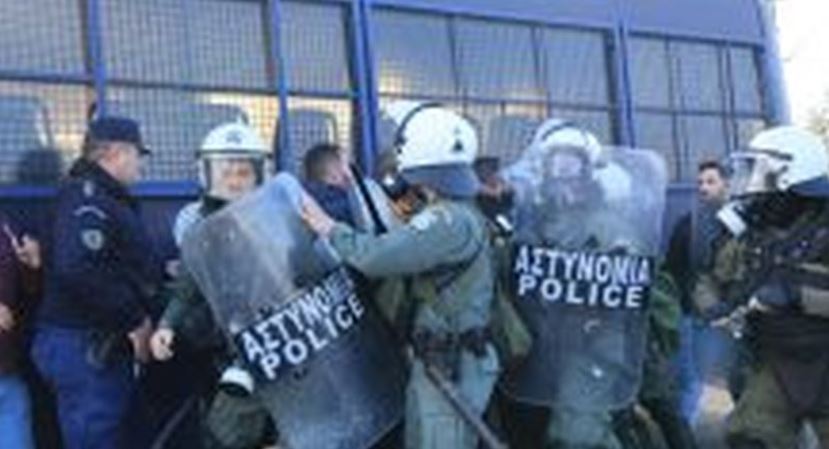 Përleshje e dhunshme me efektivët/ Fermerët tentojnë të përmbysin fugonin e policisë