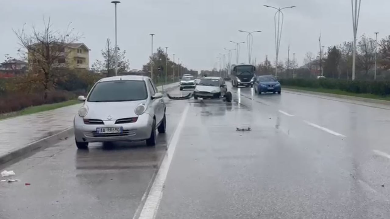 Përplasen dy automjete në hyrje të Vlorës, lëndohen shoferi dhe pasagjeri, dërgohen me urgjencë në spital