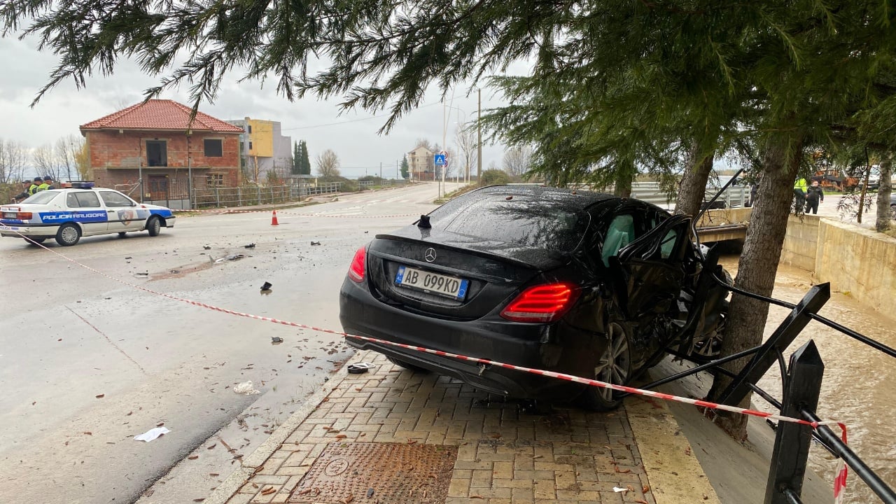 Përplasen dy mjete në afërsi të Tushemishtit, tre të lënduar, dërgohen me urgjencë në spital