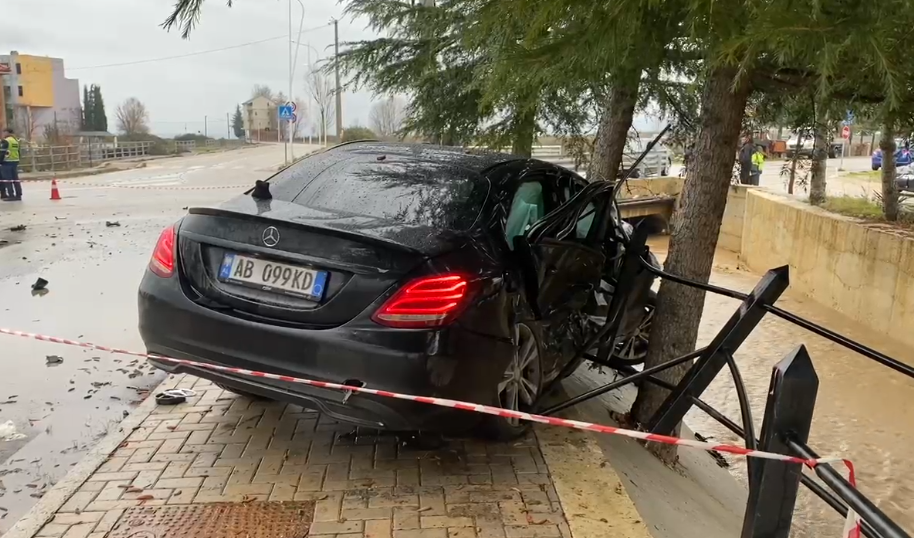 Përplasje mes dy makinave në Tushemisht, 3 të plagosur përfundojnë në spital