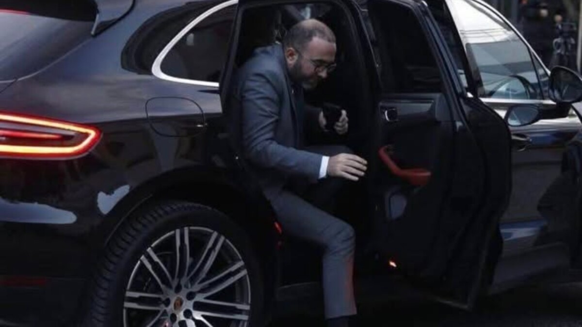 ‘Pika që nuk ju bie’, Murrizi nxjerr foton e Bardhit duke zbritur nga makina në Kuvend: Rrini mbrapa që të dukeni…