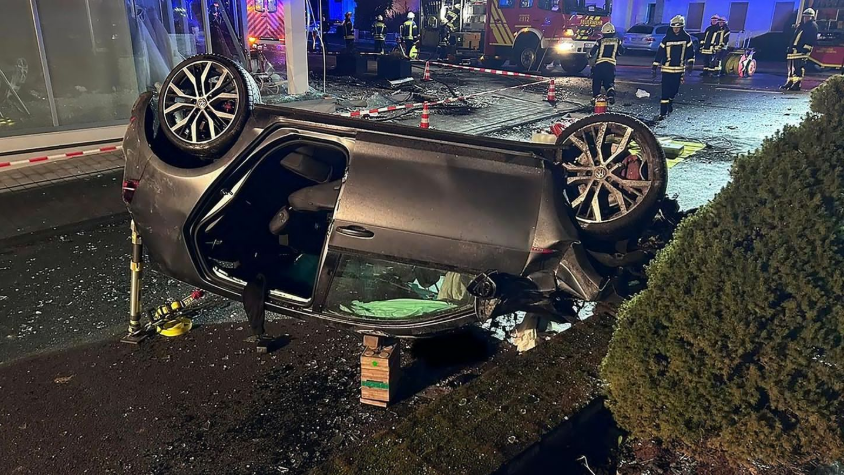 Po arratiseshin nga policia dhe makina u përplas me një dyqan fustanesh nusërie, aksidentohen rëndë tre shqiptarë në..