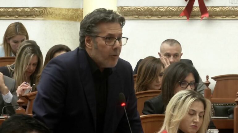 “Po luani me firmat”/ Debati për Avokatin e Popullit, Paloka: Mbylleni këtë farsë të rradhës dhe…