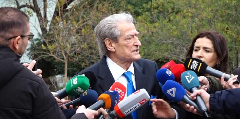 “Po mashton kur flet”/ Berisha flet për takimet e Salianjit: Axhendë personale, ta vazhdojë sa të ketë qejf