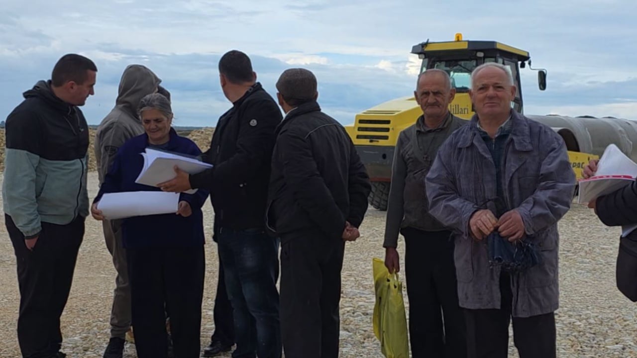 “Po na zaptojnë tokën”/ Banorët në Fier: ‘Brevi Construction’ e Salillarit po ndërton panele diellore