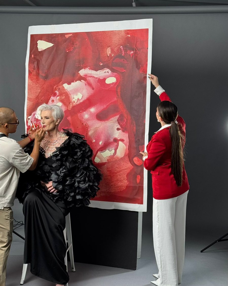 Pozon për Fadil Berishën, mamaja e Elon Musk mes veprave të artistes shqiptare që pikturon vetëm me duar