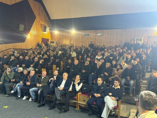 Pritet nga mbështetës e demokratë/ Ervin Salianji nis takimin në Gjirokastër (VIDEO)