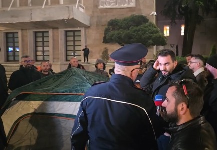 Protesta para Kryeministrisë, policia kallëzon në Prokurori Adriatik Lapajn