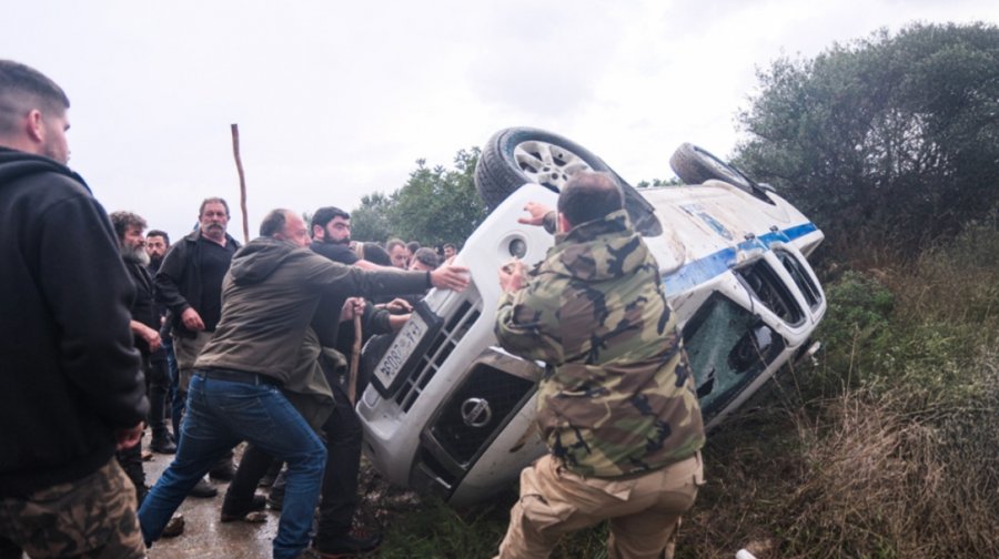 Protestat/ Fermerët grekë nisin bllokimin e qyteteve, plagosen 8 policë nga përplasja me protestuesit
