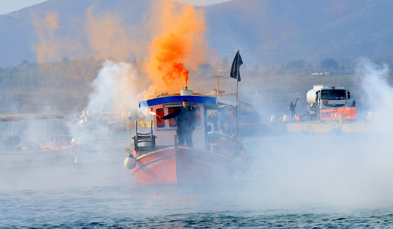 Protestë në tokë dhe në det, fermerët dhe peshkatarët bllokojnë portin e Volosit