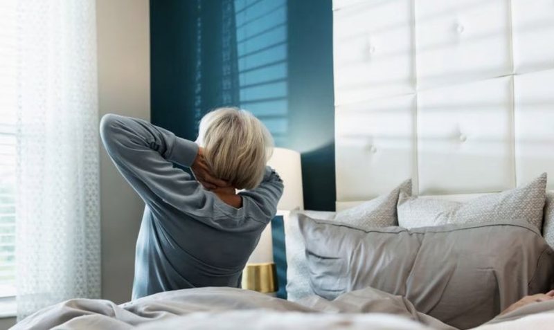 Pse kur fillon plakja, zgjohemi më herët? Çfarë thonë shkencëtarët