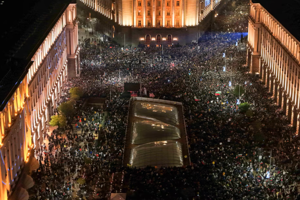 “Pushteti buron nga populli”, dorëzohet kryeministri pas protestave në Bullgari, njofton dorëheqjen e qeverisë
