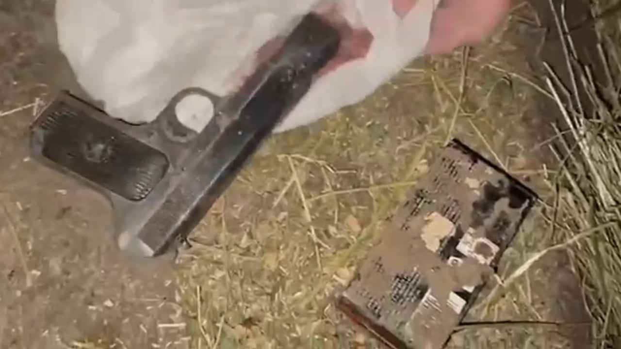 Qarkullonin më armë dhe lëndë narkotike në makinë, në pranga dy të rinjtë në Tiranë, njëri prej tyre me precedent të mëparshëm për plagosje