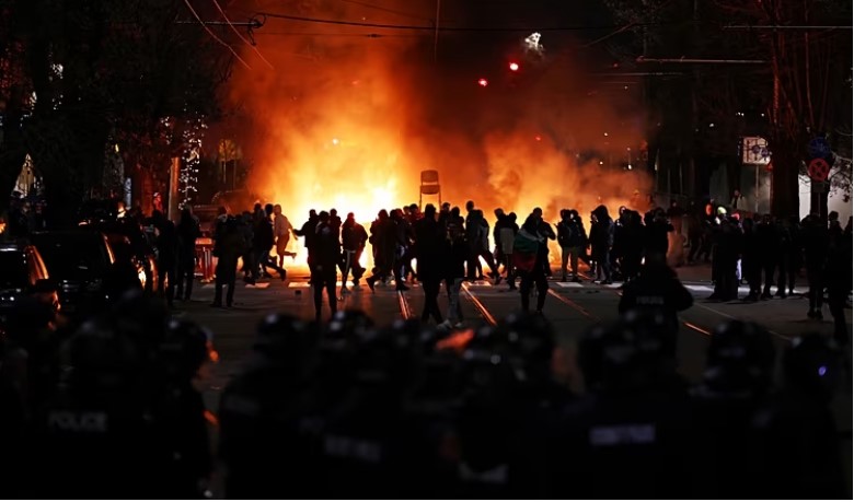 Qeveria bullgare “dorëzohet” para qytetarëve, tërheq projektbuxhetin për vitin 2026 pas protestave masive