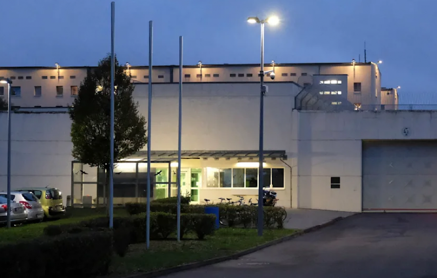 Rasti i rrallë/ I burgosuri ndërron jetë pas ‘puthjes së vdekjes’ nga e dashura