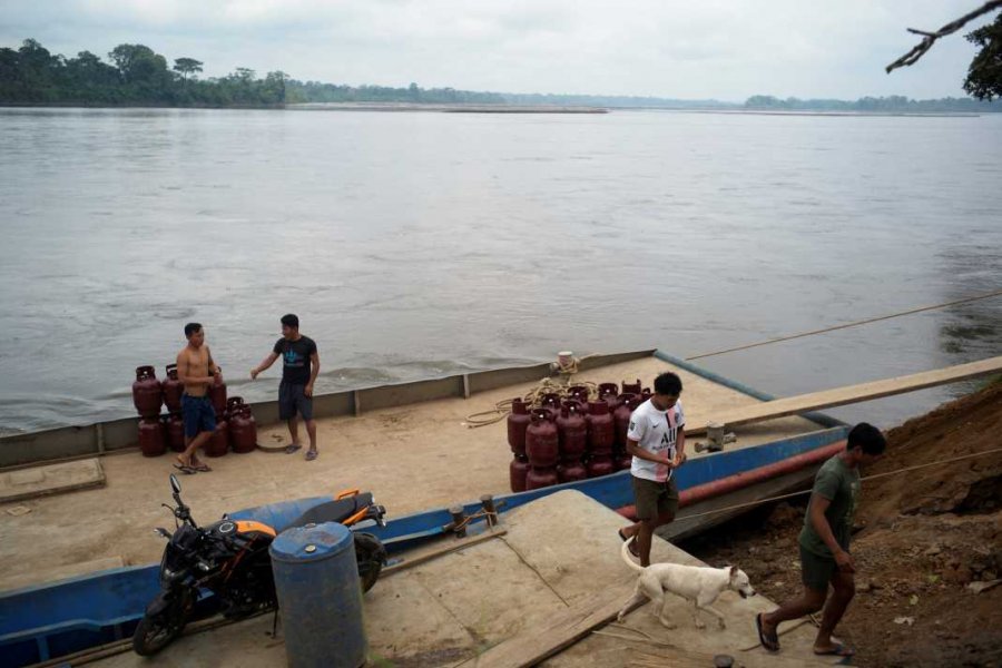 Rrëshqitja e tokës në Peru fundos dy anije në lumin e Amazonës, vdesin 12 persona
