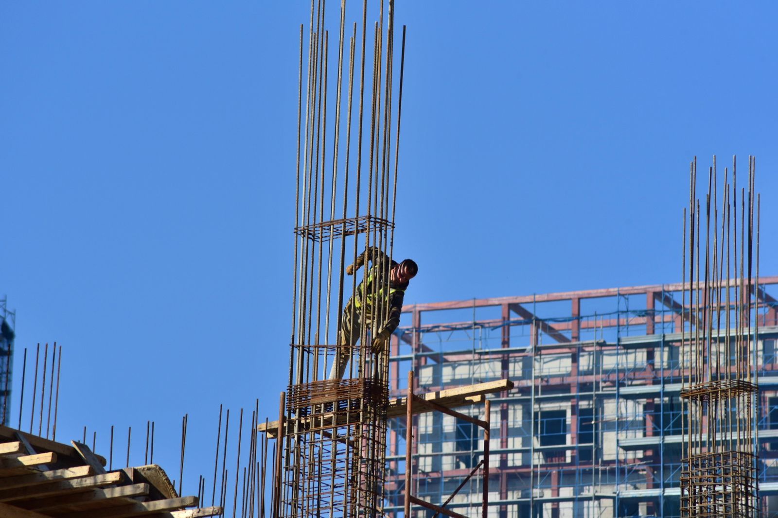 Rriten pagat në sektorin e ndërtimit, Tatimet: Nuk ka rrogë nën 60 mijë lekë, mbrohet punëmarrësi dhe…