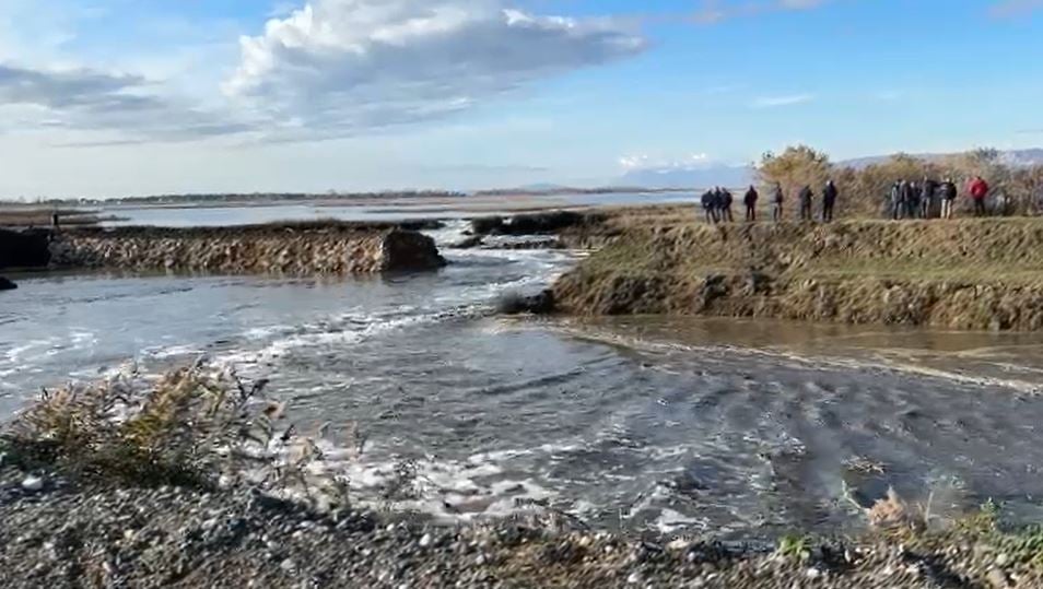 Rritet rreziku i përmbytjeve, çahet sërish argjinatura e Lagunës së Kune Vainit