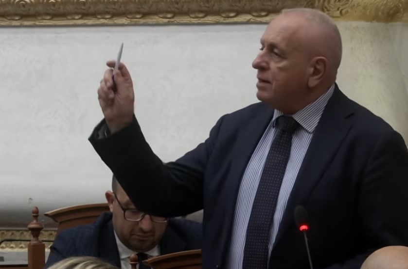 Seanca/ Tritan Shehu kërkon që të bllokohet shitja e fotoksinës në farmacitë bujqësore: Çdo vit humbasim dhjetëra të rinj prej saj