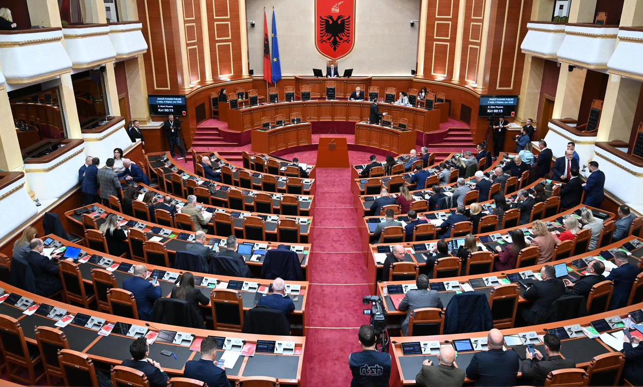 Seancë maratonë/ Miratohen 13 projektligje, AMF me drejtues të ri, zgjidhet Komisioneri i Shërbimit Civil