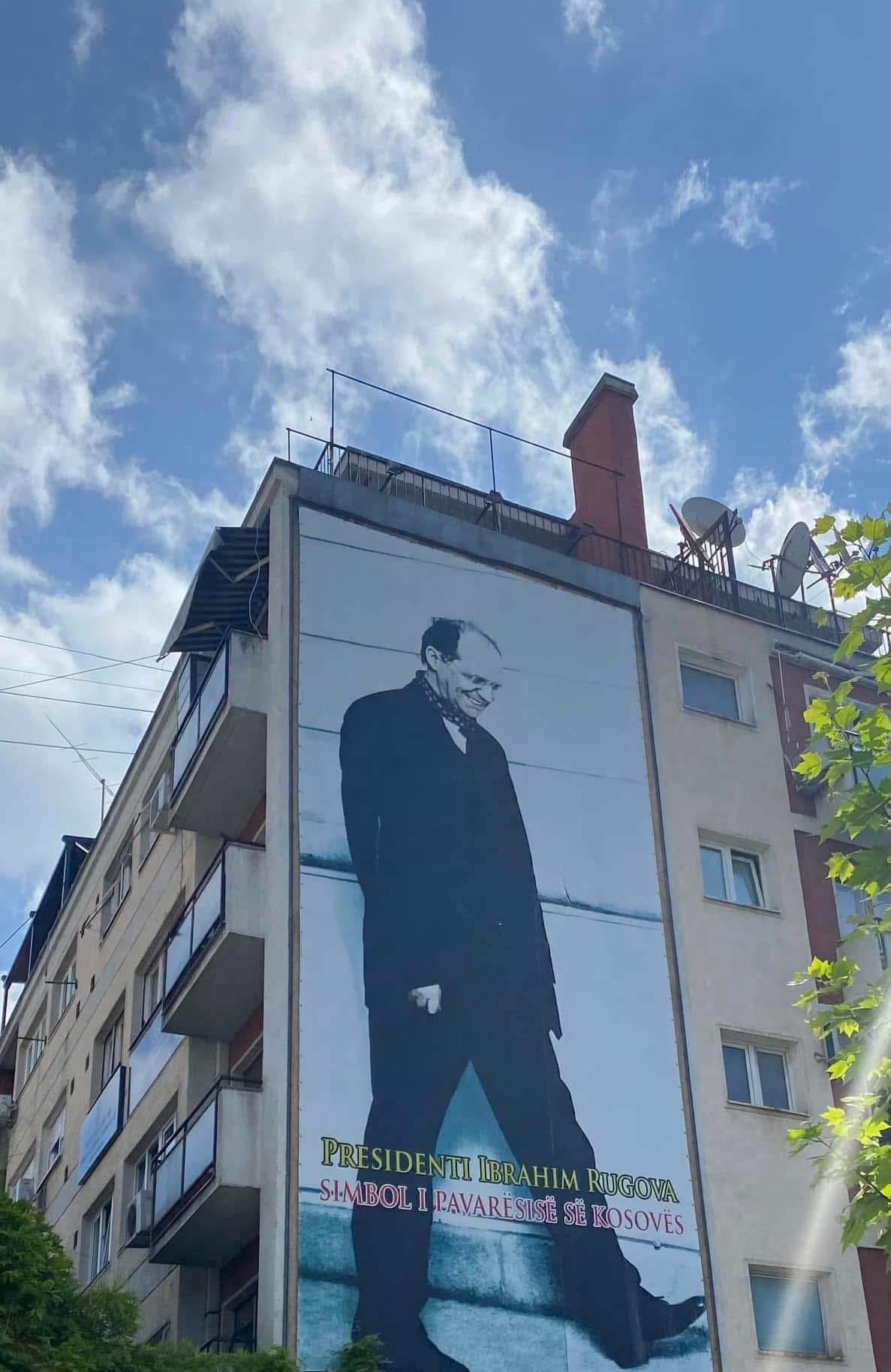 Shalli i presidentit Rugova ​dhe sari i Nënë Terezës nën hijen e shpatës së Skënderbeut