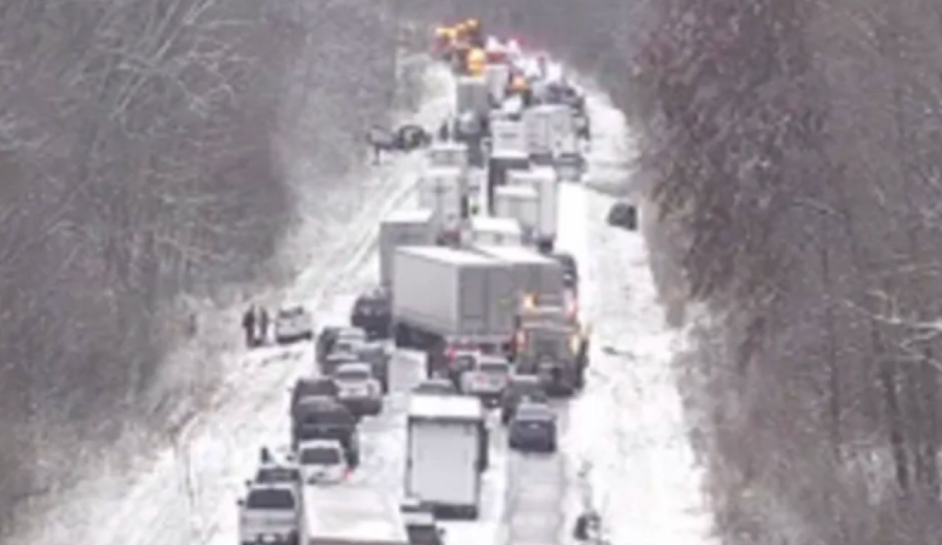SHBA, 45 automjete përplasen në një autostradë në Indiana pas reshjeve të borës, shihni videon