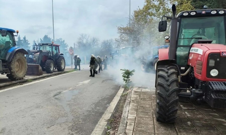 Shembulli qe vjen Nga Greqia/ Përshkallëzohet protesta/ Fermerët tentojnë bllokadë në kryqëzimin e aeroportit, përplasen me policinë