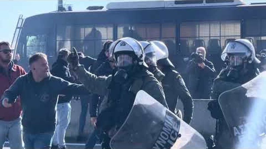 “Shkak, korrupsioni dhe rritja e kostos së prodhimit”/ Protestat në Athinë, gazetari: Fermerët kërkojnë takim me…