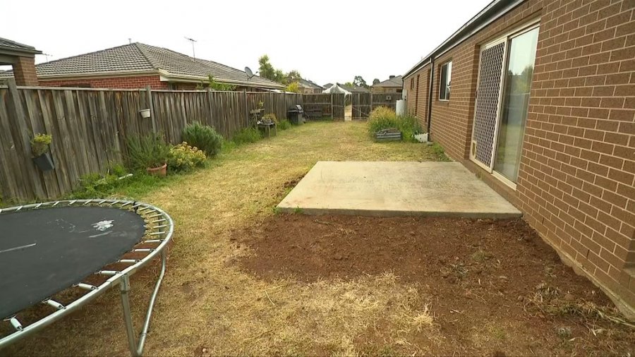 Shokuese nga Australia/ Eshtrat e një fëmije 18 muajsh shqiptar gjenden në një varr të cektë në oborr