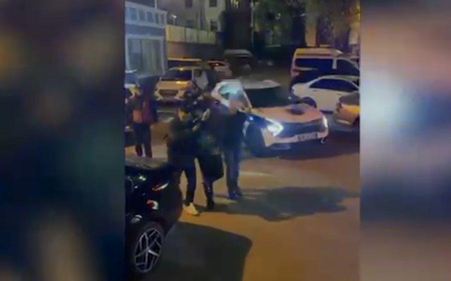 Shpërndanin drogë në Komunën e Parisit, në pranga 2 persona, i gjenden 250 gramë kokainë