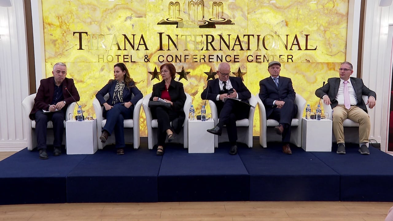 Shqipëria, 35 vite pas diktaturës/ 15-vjetori i Institutit për Krimet e Komunizmit, studiuesit: Tranzicion mbi kompromise