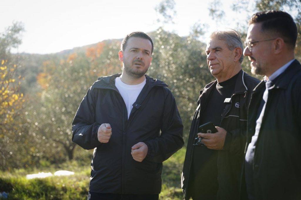 Skema e Investimeve shpjegohet nga ministri Salla, fermeri në Gramsh pajiset me mekanikë për ullishtarinë