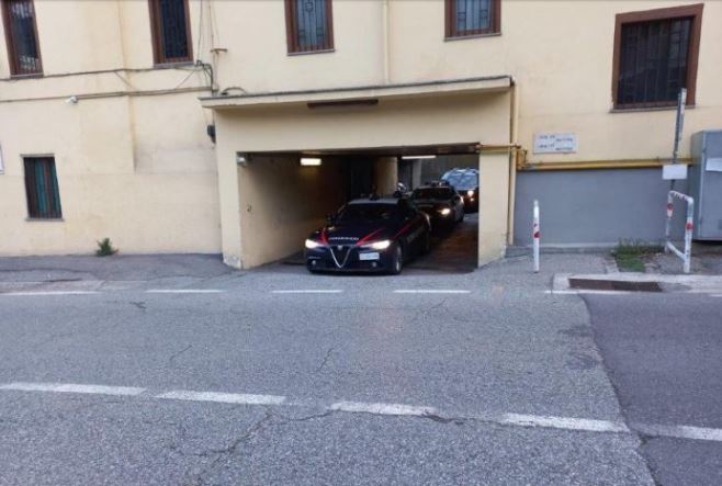 “Skifteri” shqiptar vjedh bizhuteri floriri me vlerë 5 mijë euro, banorët e zonës e bëjnë për spital