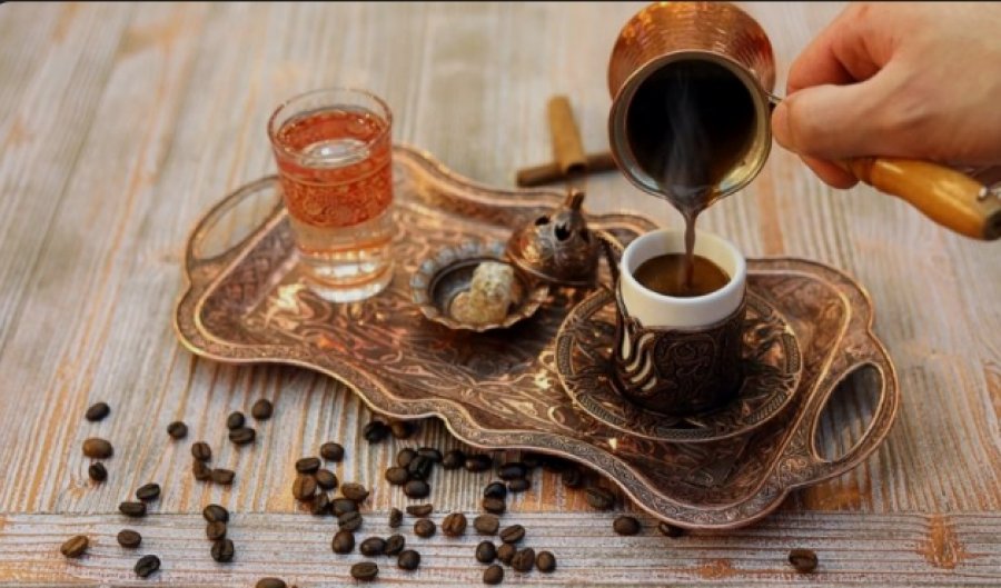 Sot shënohet ‘Dita Botërore e Kafesë Turke’, një pije aq radikale sa u ndalua për 13 vjet