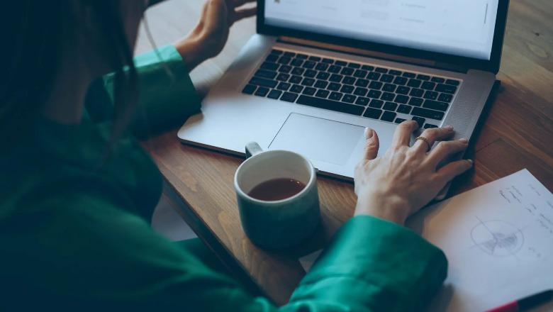 Spanjë/ 22-vjeçarja pushohet nga puna se shkonte çdo ditë 40 minuta përpara orarit