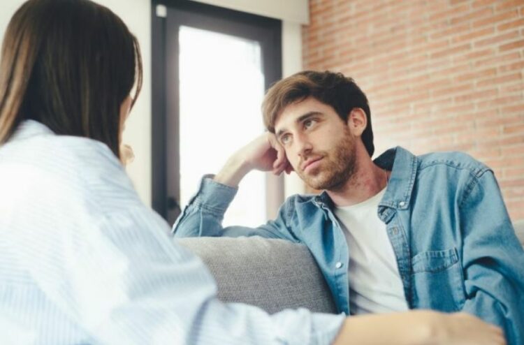 Studim: Pse fjalët pozitive na nguliten më shpejt në mendje?