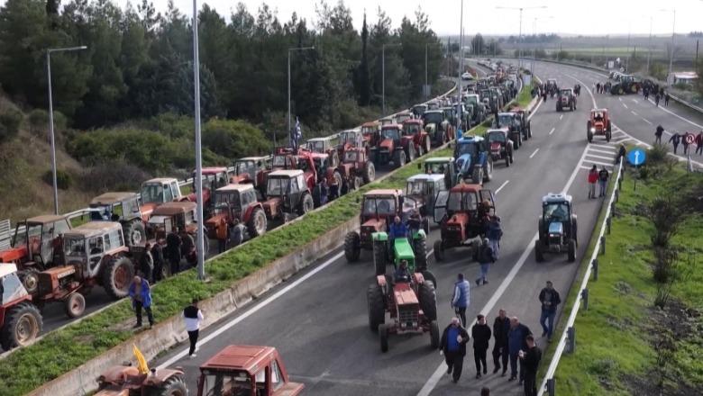 “Subvencione ose bllokojmë portet dhe doganat”/ Fermerët vijojnë me protestat ‘këmbëngulëse’, deri në zgjidhje