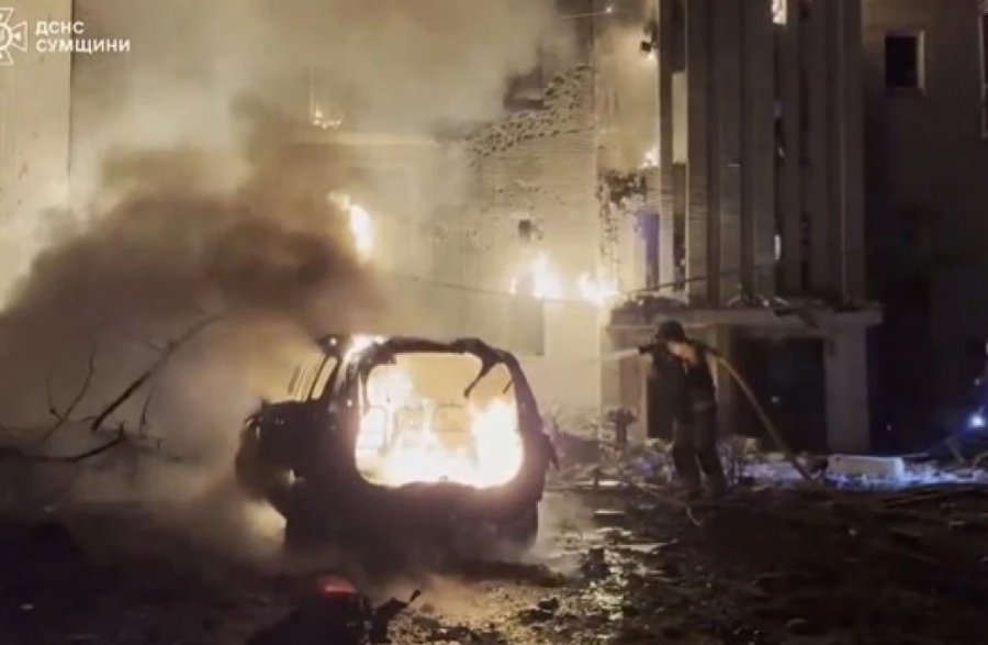 Sulm me dronë në një kompleks pallatesh në Ukrainë, raportohet për shtatë të plagosur