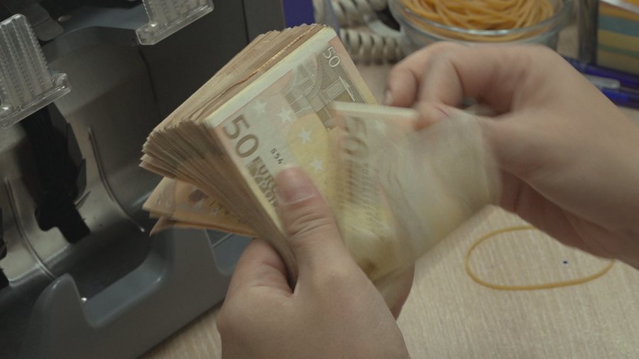 “Superleku” vijon triumfin, valutat e mbyllin vjeshtën edhe më të dobëta. Euro në pikiatë