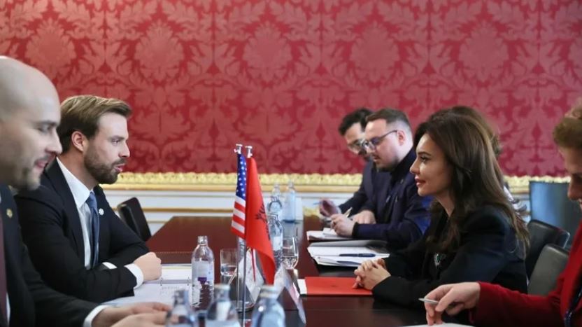 Takohet me zyrtarin e lartë të DASH/ Spiropali: Thellim i bashkëpunimit strategjik shumëplanësh me SHBA