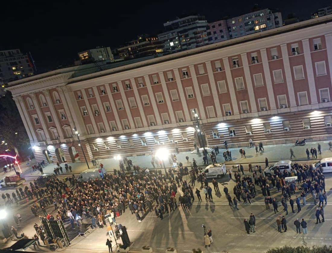 Taulant Balla vijon ironinë ndaj PD pas “Foltores”: Ku vajtën krushqit? Dasmë si mos më keq këtë javë