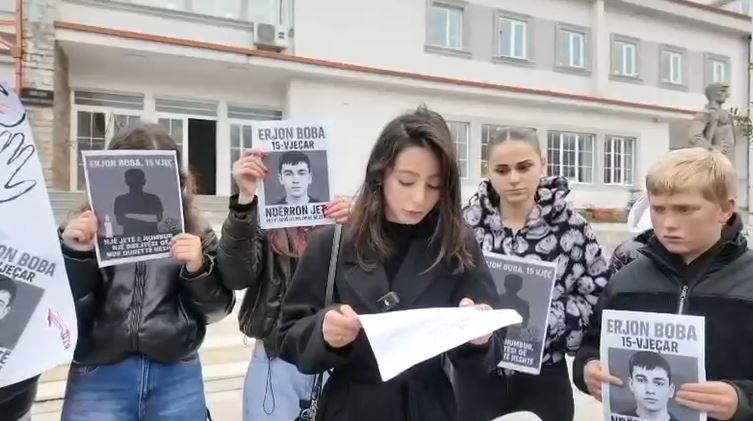 ‘Të rinjtë duhet të ndihen të sigurt kudo’, protestë pas vrasjes së 15-vjeçarit Erjon Boba