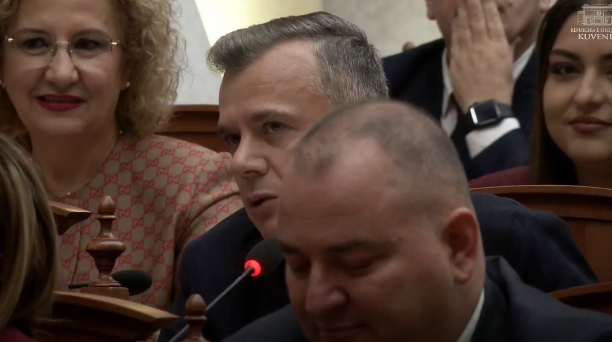 “Të të vijë ‘reendë’!”/ Të qeshura në Kuvend, Balla ‘ngacmon’ Peleshin me dialekt korçar, ironi me Balliun: Ti turpërohesh, je nga këta që…