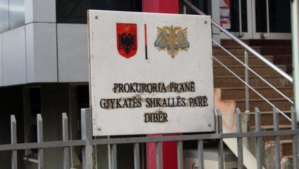 Tension te Prokuroria e Dibrës: Konflikt mes drejtuesit dhe prokurorit për një vend parkimi