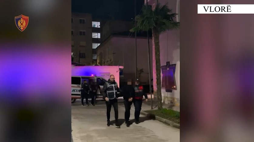Theu masën e sigurisë “arrest shtëpie” dhe dilte xhiro me pistoletë, arrestohet 22-vjeçari në Vlorë