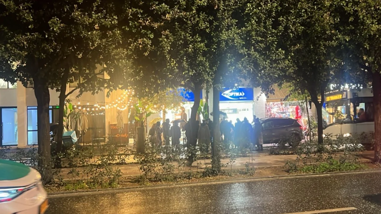 Tiranë/ Aksident tek Bulevardi Zogu i Parë, raportohet se makina përplasi motorin